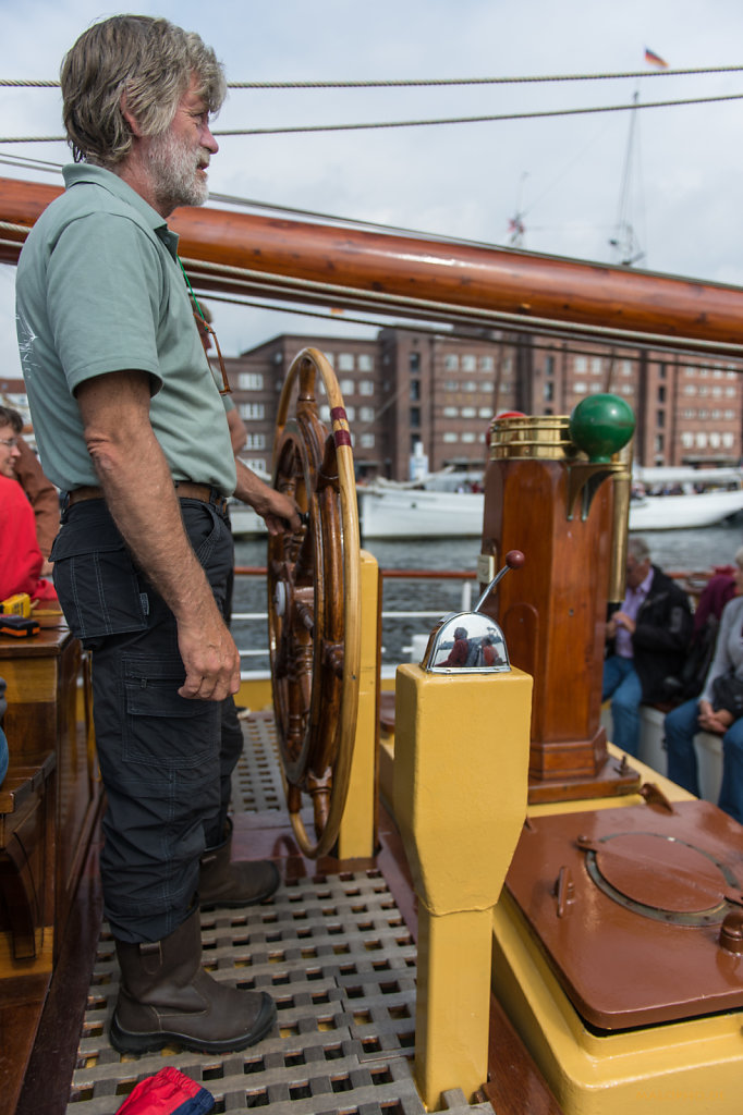 Skipper am Steuer