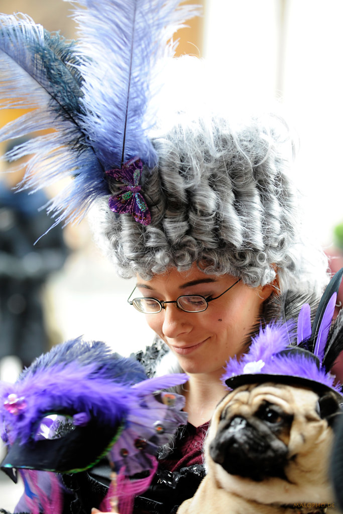 Frau mit Mops