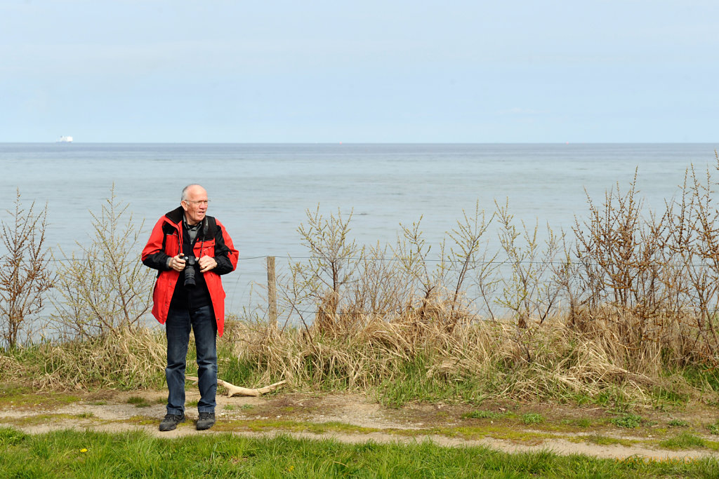 Rote Jacke vor Ostsee